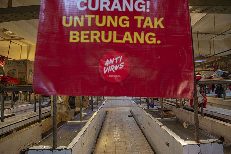 Los daging tampak kosong akibat aksi mogok pedagang di Pasar Senen, Jakarta, Rabu (20/1/2021). Para pedagang daging sapi di sejumlah pasar di kawasan Jakarta, Bogor, Depok, Tangerang, dan Bekasi (Jabodetabek) menggelar aksi mogok jualan mulai Rabu hingga Jumat (22/1) sebagai bentuk protes kepada pemerintah atas tingginya harga daging sapi yang sudah berlangsung sejak akhir 2020. Saat ini harga daging sapi mencapai sekitar Rp130 ribu per kilogram.