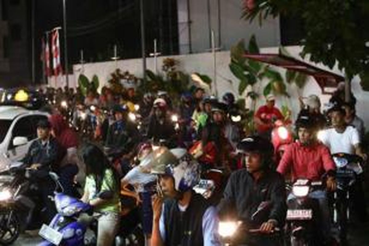 Warga antre mengisi bahan bakar minyak (BBM) di SPBU Cikini, Jakarta Pusat, seusai Presiden Joko Widodo mengumumkan kenaikan harga BBM, Senin (17/11/2014) malam.