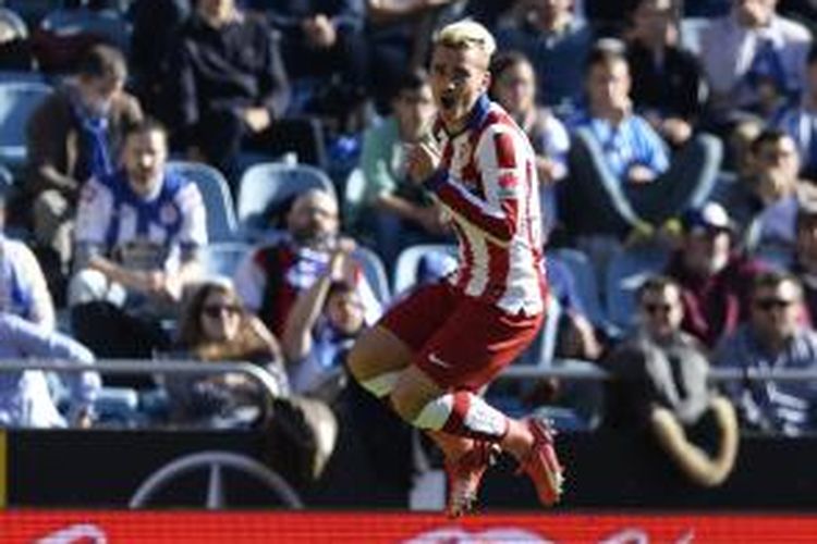 Penyerang Atletico Madrid Antoine Griezmann merayakan keberhasilannya mencetak gol kedua (dari dua) ke gawang Deportivo La Coruna, pada pertandingan Primera Division La Liga, di Riazor, A Coruna, Sabtu (18/4/2015).