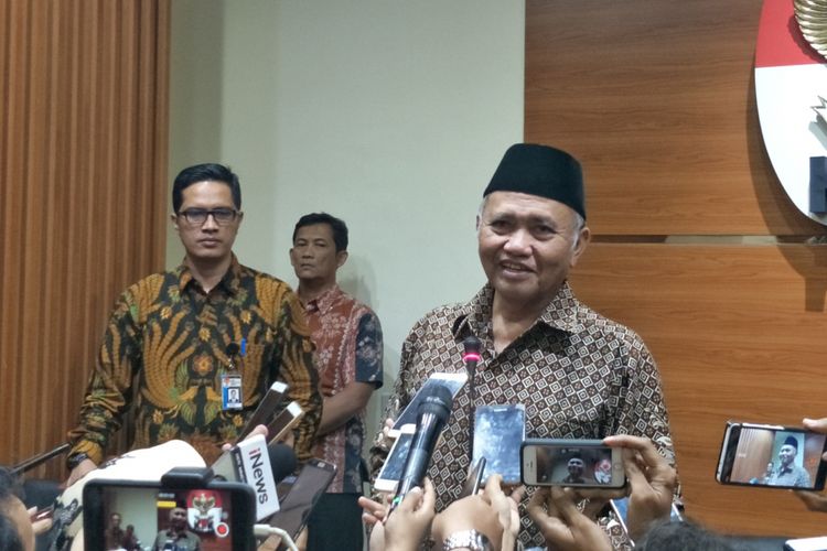 ketua KPK Agus Rahardjo saat memberikan keterangan pers di gedung KPK, Kuningan, Jakarta Selatan, Kamis (16/11/2017).