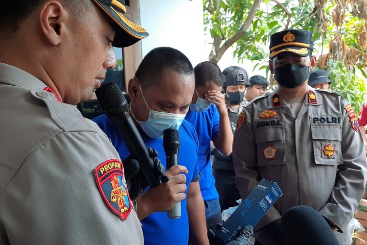 Ma'ruf (kaos biru) peracik obat-obatan ilegal berbagai macam produk di daerah Magersari, Kabupaten Rembang, Jawa Tengah, Minggu (11/9/2022)