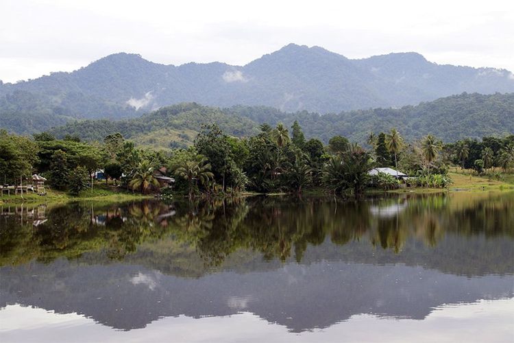 Bentang alam danau perintis yang dikelilingi bukit, pesona wisata di Suwawa Bone Bolango, gorontalo.