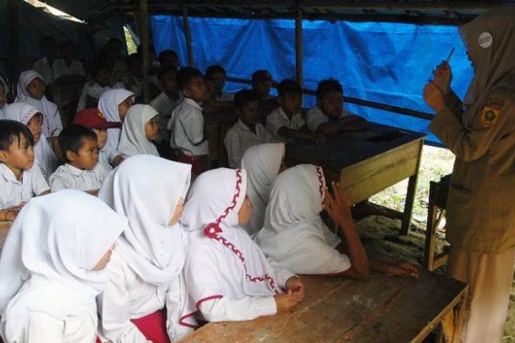 Di perkampungan yang terletak di Desa Banyu Resmi, Kecamatan Cigudeg, Kabupaten Bogor ini, berdiri sebuah bangunan beratap terpal, beralaskan tanah, dengan bilik kayu sebagai penyangga. Namanya Sekolah Dasar Negeri (SDN) Sirna Asih. Masyarakat setempat menyebutnya sekolah tenda atau sekolah terpal.