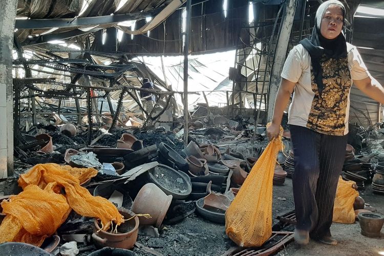 Pedagang mengais sisa barang diantara puing-puing bangunan relokasi Pasar Johar yang hangus terbakar,Kamis (3/2/2022)