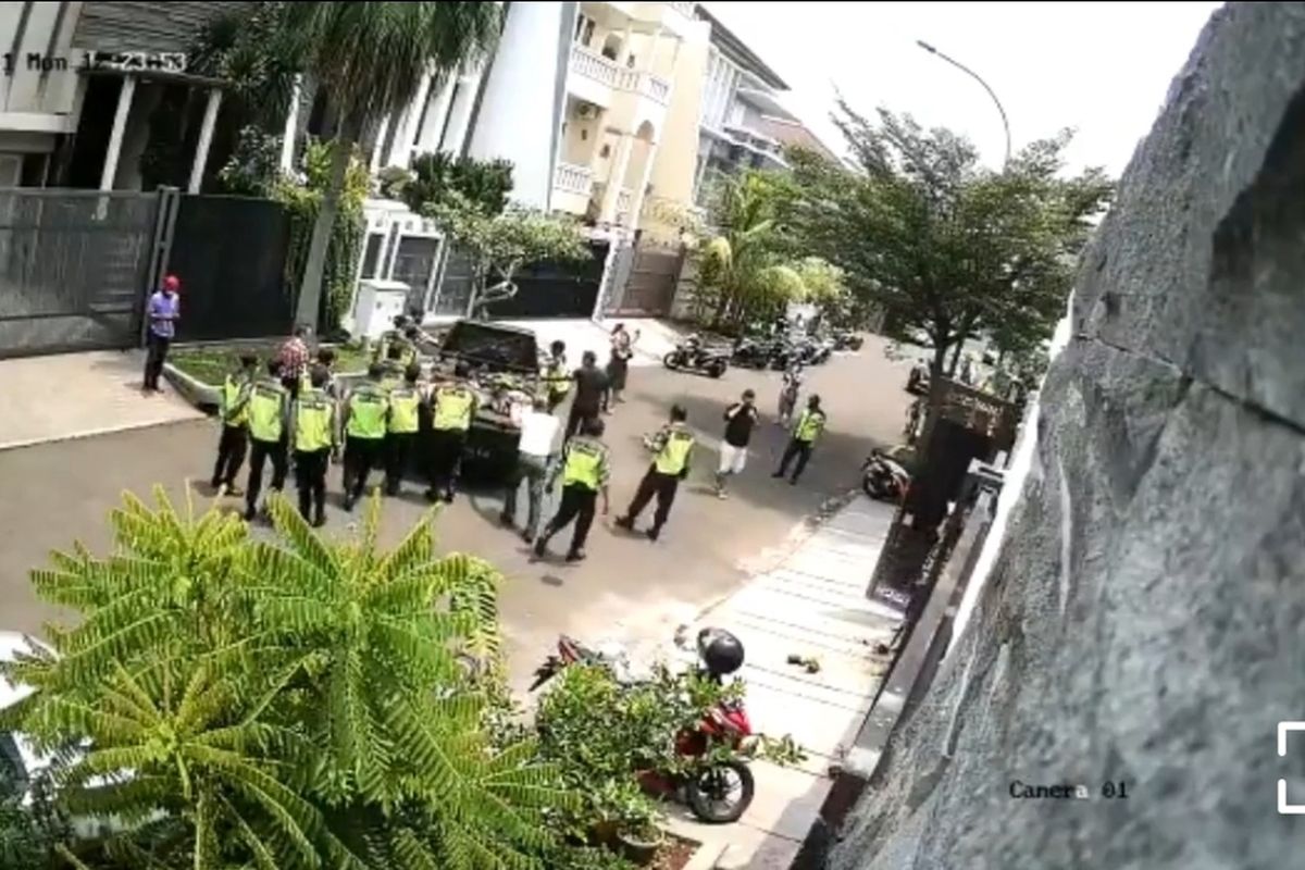 Beredar sebuah video di media sosial yang menunjukkan aksi dorong-dorongan antara sejumlah warga dan belasan petugas keamanan (security) di Permata Buana, Kembangan, Jakarta Barat, pada Senin (20/9/2021).