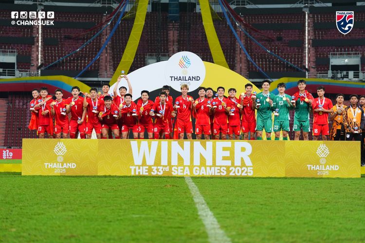 Para pemain timnas u22 Vietnam berdiri di podium juara sembari merayakan kemenangan 3-2 atas Thailand dalam partai final SEA Games 2025 di Rajamangala National Stadium, Rabu (18/12/2025) malam WIB.