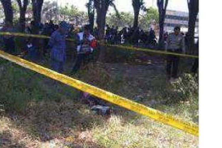 Mayat terbakar yang tergeletak di Bunderan Waru, Rabu (16/10/2013).