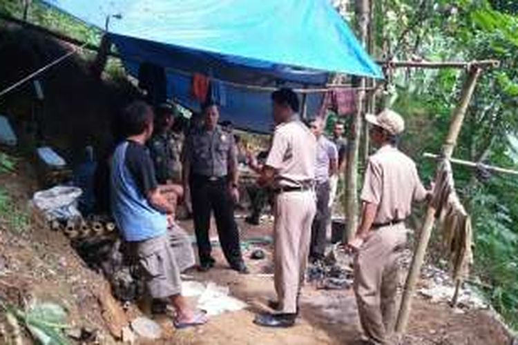 Aparat membongkar lokasi diduga penambangan emas di Dusun Gupit, Desa Kebonsari, Kecamatan Borobudur, Kabupaten Magelang, Selasa (1/3/2016).