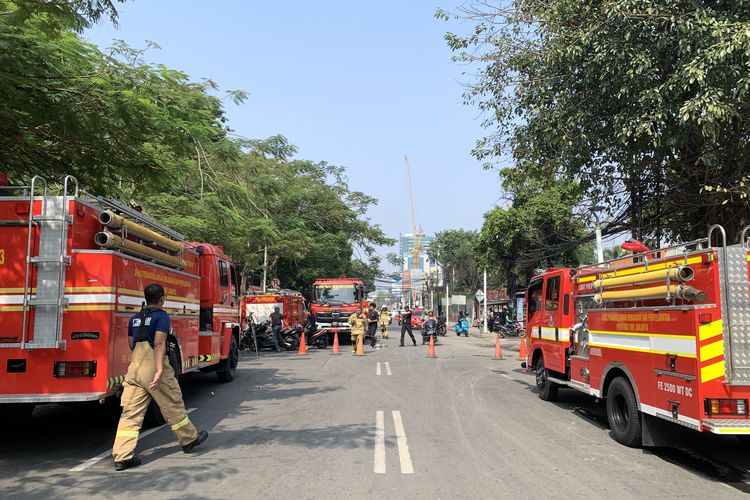 Jalan Abdul Muis Depan Gedung Bapenda Masih Ditutup Usai Kebakaran, Arus Lalu Lintas Dialihkan