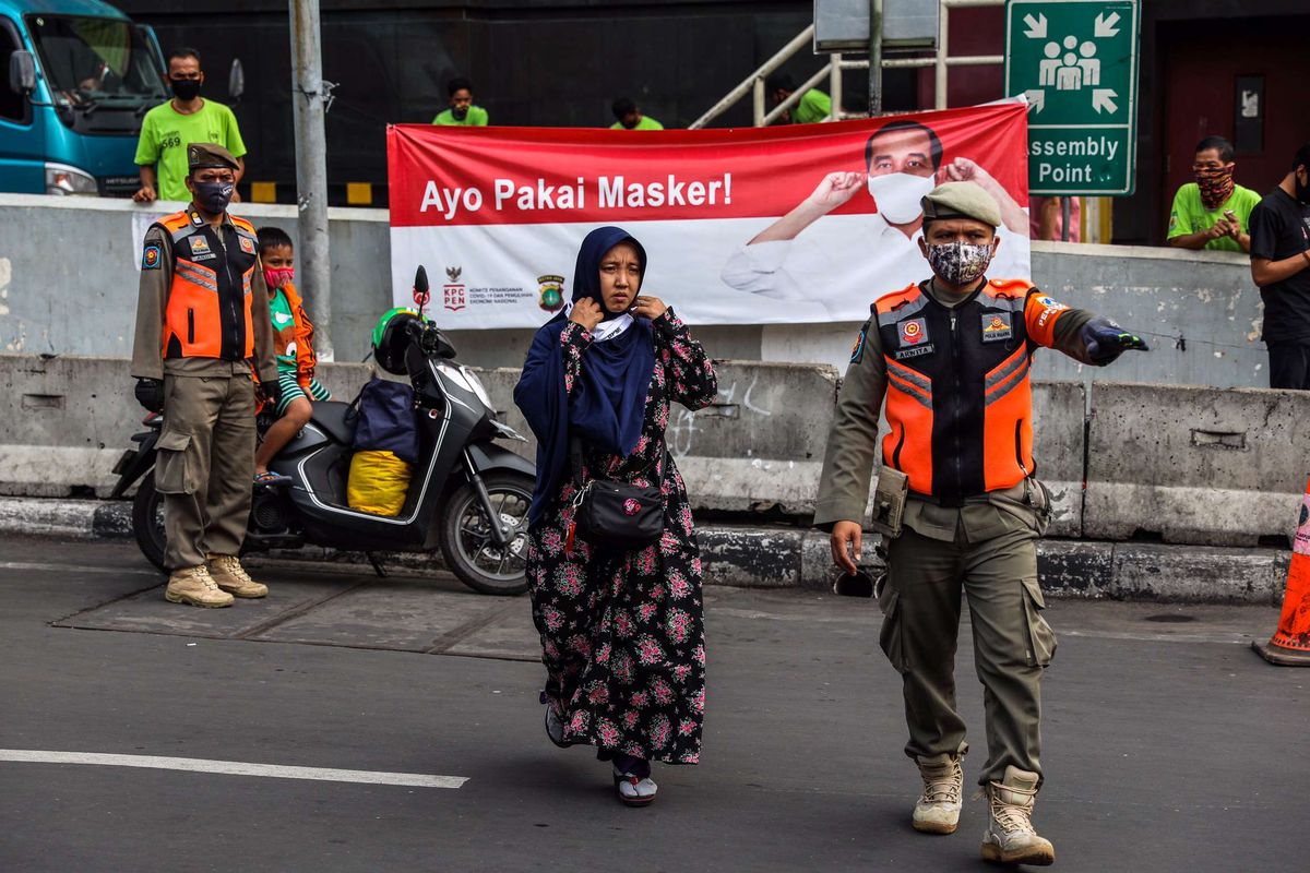 Petugas Satpol PP menggelar penggunaan masker dengan baik dan benar dalam Operasi Yustisi Protokol COVID-19 di Kawasan Tanah Abang di Jakarta Pusat, Senin (14/9/2020).  Operasi Yustisi tersebut dilaksanakan untuk menertibkan masyarakat agar lebih disiplin dalam menerapkan protokol kesehatan pencegahan penyebaran Covid-19.