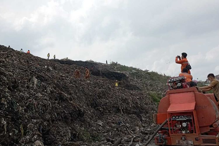 Tumpukan gunung sampah di TPA Sukawinatan Palembang yang terbakar akibat musim kemarau.