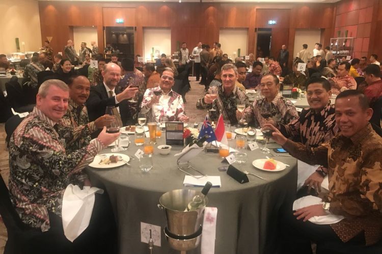 Sesi foto bersama Chappy Hakim dengan anggota Forum Ikatan Alumni Pertahanan Indonesia Australia - Sarsono Tambunan Lecture Series, Selasa (13/3/2018).