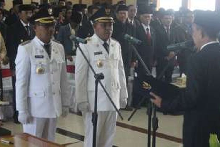 Gubernur Maluku, Saidd Assagaff saat melatik dan mengambil sumpah Bupati Kabupaten Maluku Barat Daya, Barnabas Orno dan Wakilnya Benyamin Thomas Noach di Kantor  Gubernur Maluku, Selasa (26/4/2016)