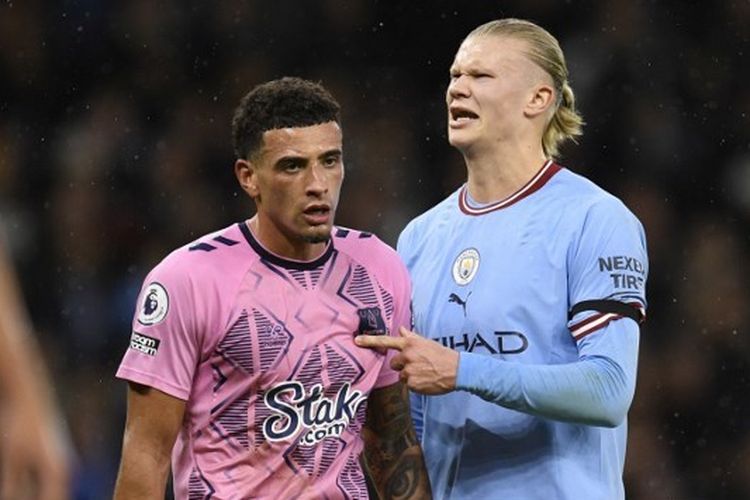 Penyerang Manchester City Erling Haaland (kanan) dan gelandang Everton Ben Godfrey (kiri) dalam laga lanjutan Liga Inggris musim 2022-2023. Laga Man City vs Everton berlangsung di Stadion Etihad, Manchester, Inggris, pada Sabtu (31/12/2022) malam WIB.