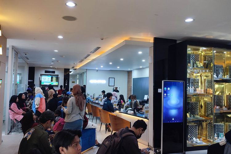 Antrean pembelian emas di Butik Emas Logam Mulia Antam, Pulogadung, Jakarta Timur, Jumat (24/10/2025), 