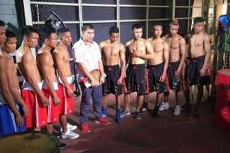 Chris John berpose dengan sejumlah petinju yang berpartisipasi dalam Indonesian Boxing Championship (IBC).