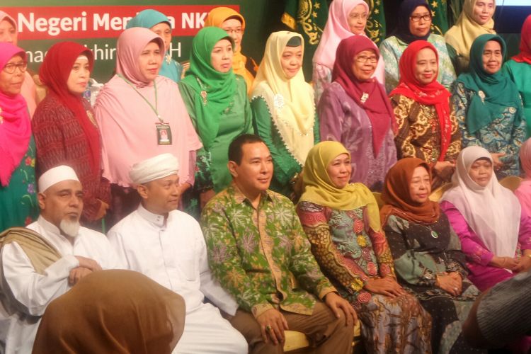 Ketua Umum Muslimat NU Khofifah Indar Parawansa dan Presiden Komisaris Humpuss Group Tommy Soeharto berfoto bersama para pimpinan cabang Muslimat NU dari berbagai daerah saat acara Rapat Pimpinan Nasional Muslimat NU di Hotel Crowne Plaza, Jakarta Selatan, Senin (27/3/2017).
