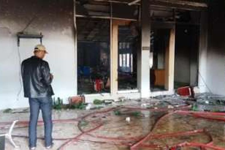 Pemadam kebakaran masih sibuk memadamkan sisa-sisa api yang menyala di gedung DPRD Kabupaten Gowa usai dibakar massa, Senin (26/9/2016). Api tampak masih menyala di lantai dua gedung DPRD meski tidak terlalu besar.