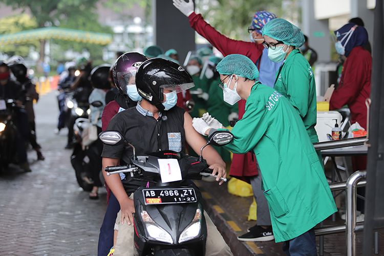 UGM mendukung program vaksinasi Covid-19 dengan menghadirkan layanan vaksinasi secara drive-thru. 