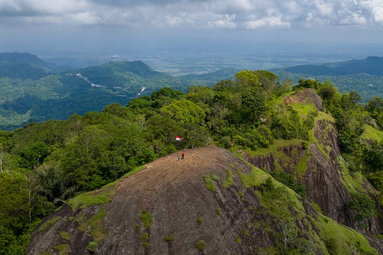 Puncak Gunung Api Purba Nglanggeran di Gunungkidul Yogyakarta (11/12/2025).