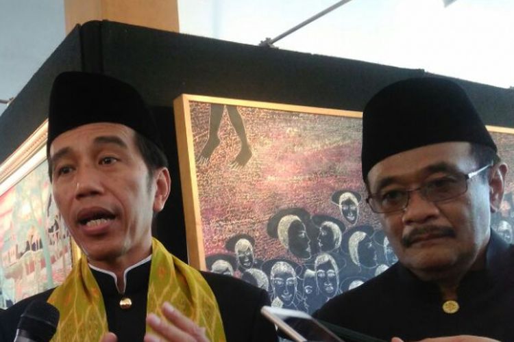 Presiden Joko Widodo didampingi Gubernur DKI Jakarta Djarot Saiful Hidayat mengunjungi Lebaran Betawi 2017 di Perkampungan Budaya Betawi Setu Babakan, Jakarta, Minggu (30/7/2017).