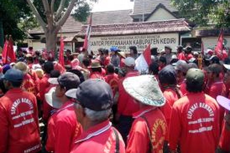 Massa petani asal Desa Sempu, Kecamatan Ngancar, Kabupaten Kediri, Jawa Timur, saat berunjuk rasa soal tanah di kantor Badan Pertanahan Nasional setempat, Kamis (9/1/2013).