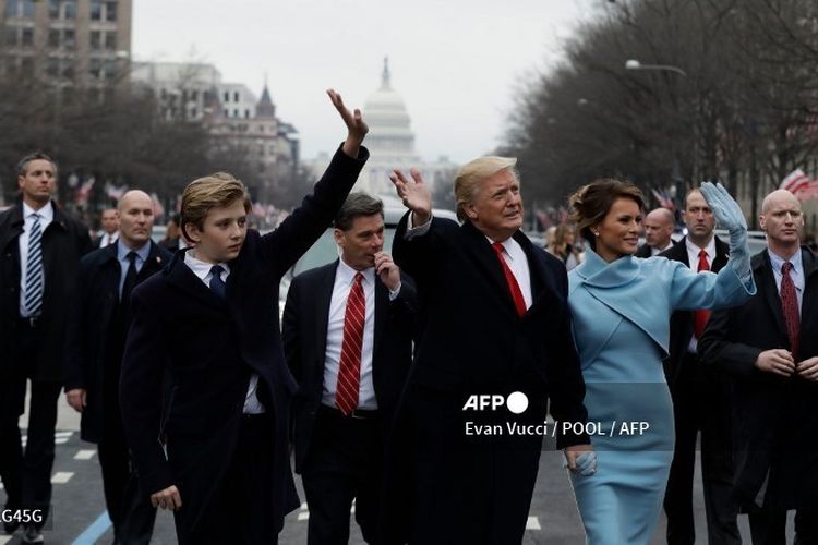 Presiden Donald Trump (tengah) bersama istrinya Melania Trump (baju biru) dan putra mereka, Barron, pada pelantikan Presiden AS di US Capitol, Washington DC, AS, 20 Januari 2017.