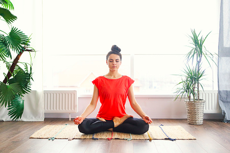 Ilustrasi meditasi untuk mengurangi rasa cemas.