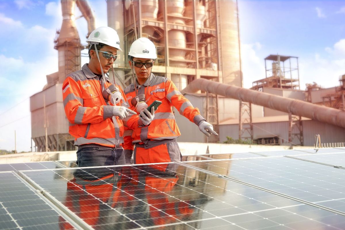 Pemanfaatan solar panel untuk operasional di Pabrik Rembang, Jawa Tengah.