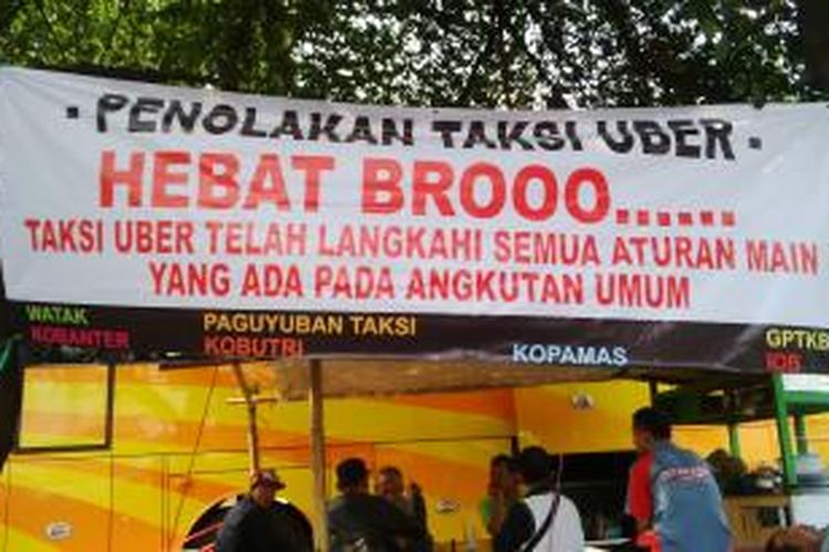 Spanduk berisi penolakan terhadap taksi Uber dan Grab Taxi di Kota Bandung.