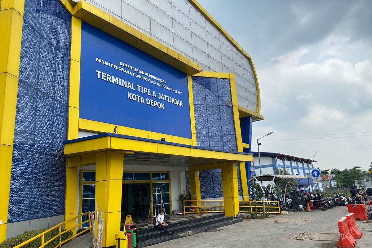 Area luar sebelum masuk lobi Terminal Jatijajar, Jalan Raya Bogor, Tapos, Depok.