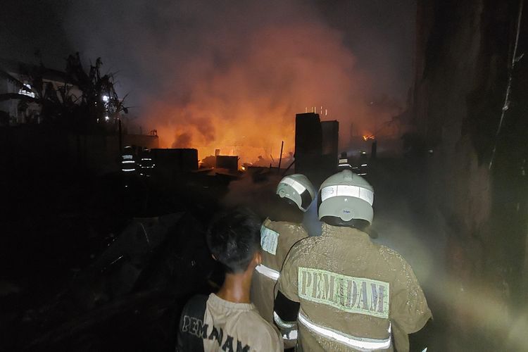 Kebakaran melanda puluhan rumah kontrakan di Jalan Kemanggisan Utama Raya, Kemanggisan, Palmerah, Jakarta Barat, pada Kamis (24/3/2022) pukul 21.00 WIB. 