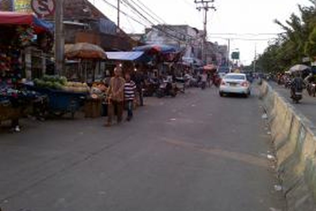 Pedagang kaki lima di Pasar Kebayoran Lama, Jakarta Selatan.