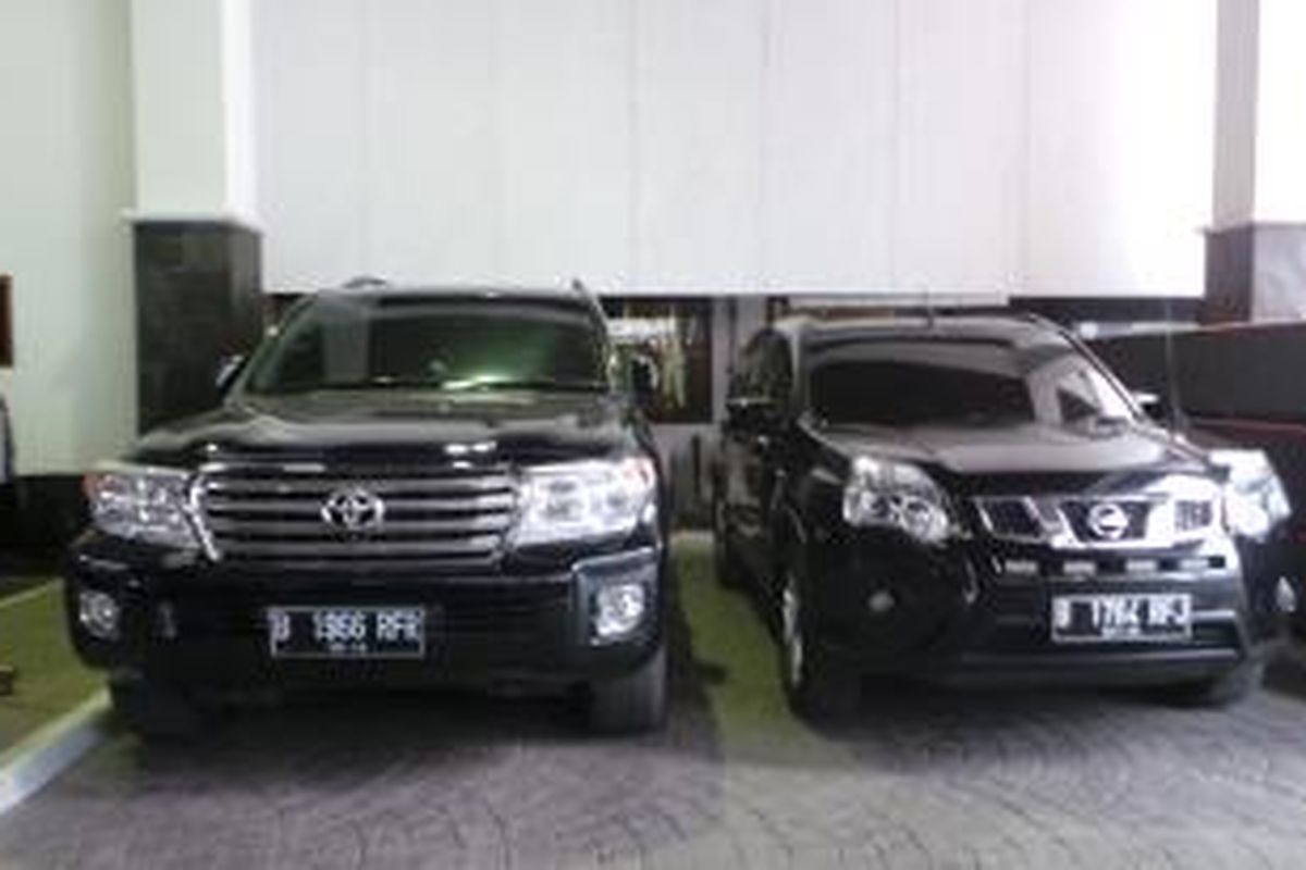 Mobil dinas Plt Gubernur DKI Jakarta Basuki Tjahaja Purnama, Toyota Land Cruiser B 1966 RFR dan mobil pengawal pribadinya terparkir di Balaikota Jakarta.