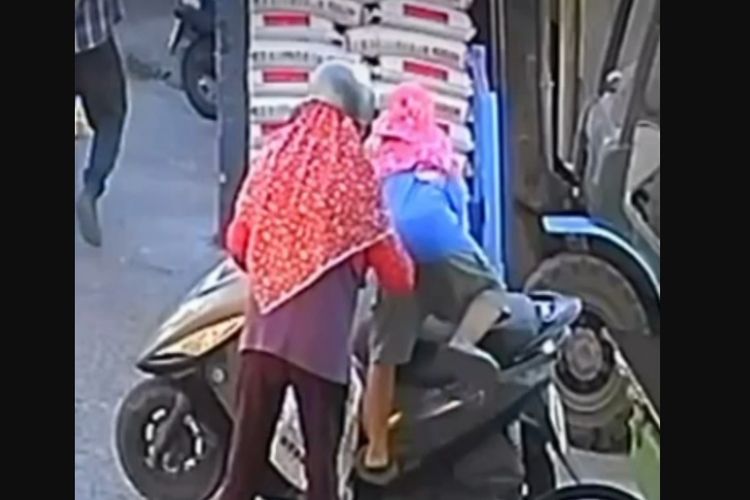 Bocah 7 Tahun Tewas Tertabrak Truk Sampah, Skuter Melaju Tak Sengaja Digas