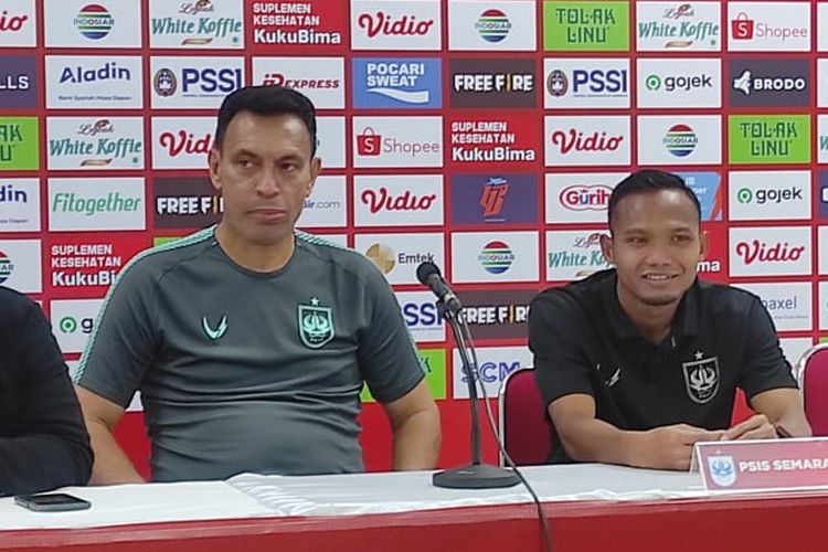 Pemain PSIS Semarang, Oktafianus Fernando (kanan), bersama pelatih Sergio Alexandre dalam sesi jumpa pers usai pertandingan Grup A Piala Presiden 2022 melawan Persita Tangerang di Stadion Manahan Solo, Senin (13/6/2022).
