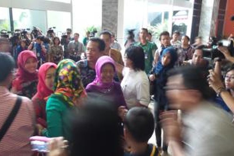 Ibunda presiden terpilih Joko Widodo, Sudjiatmi (tengah, berbaju dan berjilbab ungu), 