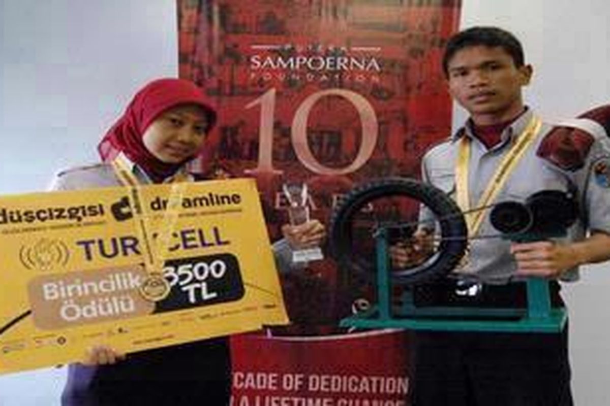 Lewat karya inovatif berjudul "Environmental Cycle", Yusman dan Anisa dari SMAN 10 Malang (Sampoerna Academy), Jawa Timur, menggondol medali emas untuk kategori High School (SMA) pada Dreamline 7th International Design Olympiad 2011, 9-10 April, di Ankara, Turki. 