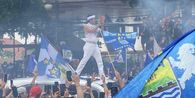 Di Konvoi Kemenangan Persib, Dedi Mulyadi Naik ke Atas Mobil lalu Buka Baju
