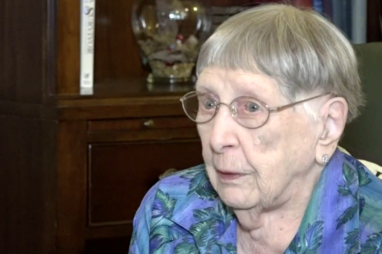 Theresa Rowley, seorang wanita asal Michigan, Amerika Serikat, kini telah berusia 104 tahun. 
