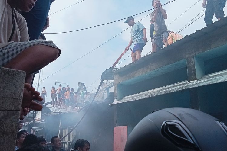 Sejumlah warga dan petugas Damkar Makassar yang berupaya memadamkan api di kawasan padat penduduk di Jalan Balla Parang, Kecamatan Rappocini, Kota Makassar, Sulsel, Senin (19/6/2023)