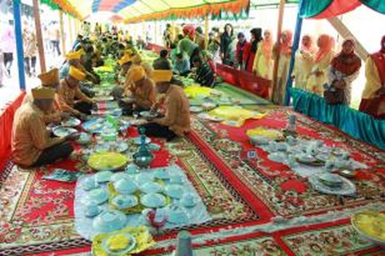 Tamu undangan tampak sedang bersiap menikmati hidangan ala Saprahan buah karya peserta lomba Besurong Saprah dalam rangka HUT Pemkot Singkawang yang ke-12 di tarup halaman belakang Kantor Walikota Singkawang, Kalimantan Barat (17/10/2013)