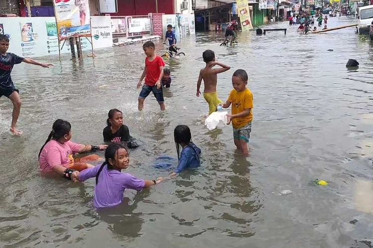 Jalan Trip Jamaksari ditutup karena kendaraan tidak bisa melalui jalan tersebut karena banjir usai diguyur hujan 2,5 jam pada Minggu (7/1/2024).