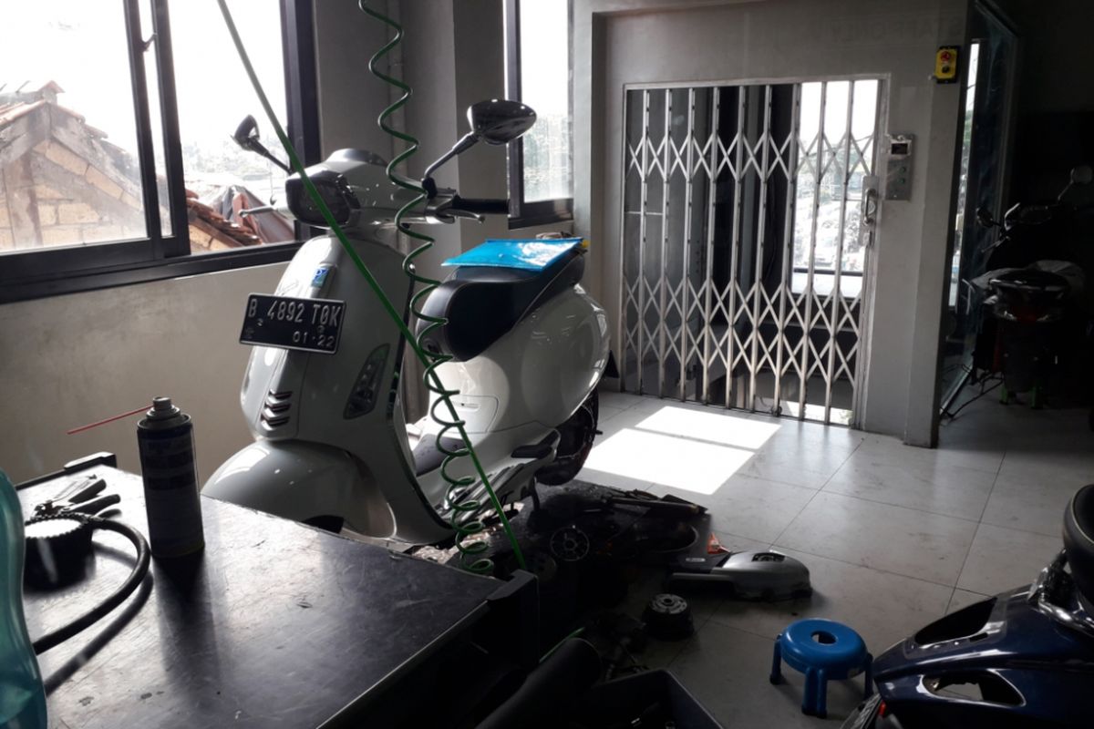 Salah satu Vespa yang sedang diservis di bengkel resmi Vespa di Jalan Margonda, Depok, Jumat (29/6/2018).