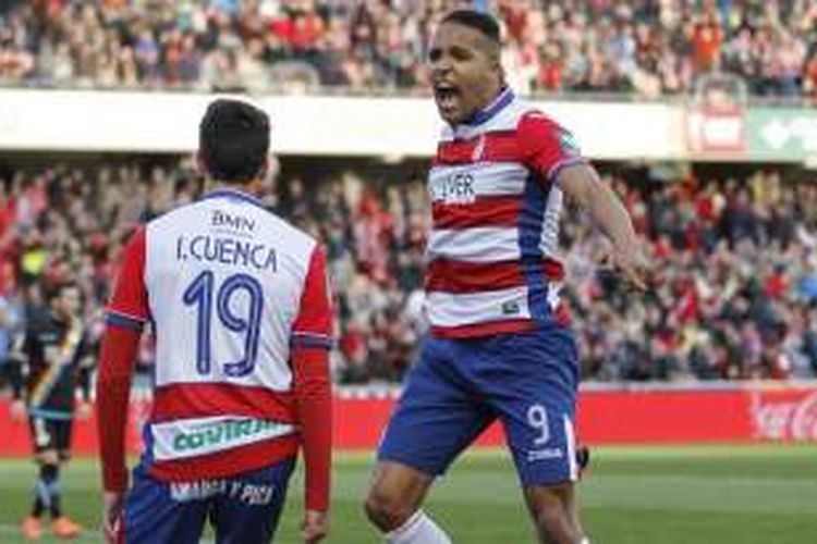 Dua pemain Granada, Youssef Al Arabi (kanan) dan Isaac Cuenca, bisa menjadi ancaman bagi FC Barcelona dalam lanjutan La Liga di Estadio Nuevo Los Carmenes, Sabtu (14/5/2016).