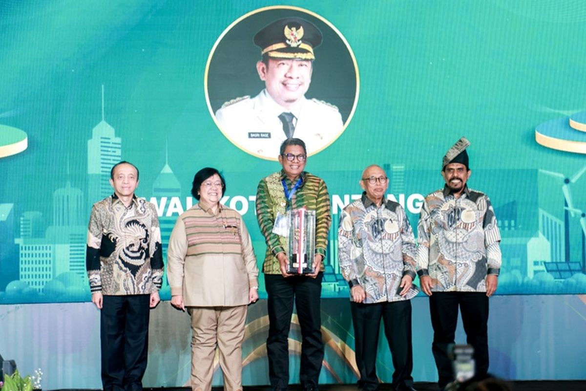 Wali Kota Bontang Basri Rase dan Ketua DPRD Kota Bontang Andi Faizal Sofyan Hasdam kembali mendapat penghargaan Green Leadership Nirwasita Tantra 2023. 