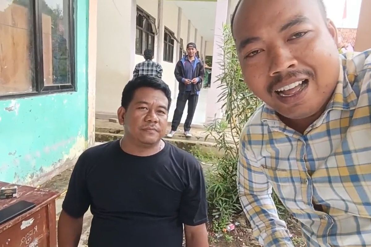 Sebuah video memperlihatkan sekelompok pria memaksa pekerja bangunan menghentikan pengerjaan pagar SDN 01 Setialaksana, Cabangbungin, Kabupaten Bekasi, Jawa Barat, viral di media sosial.