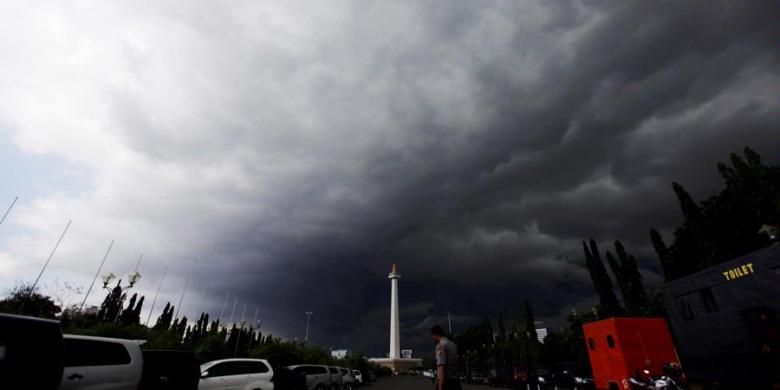 Awan pekat bergerak menuju arah utara Jakarta terlihat dari Monumen Nasional, Rabu (23/1/2013). Curah hujan yang diperkirakan masih cukup tinggi mendasari gagasan pemerintah DKI untuk mengusulkan rekayasa cuaca agar hujan lebih banyak turun di laut.

