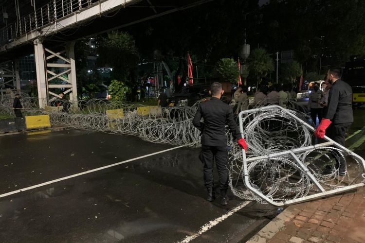 Jalan Medan Merdeka Barat kembali dapat dilintasi oleh pengendara setelah sebelumnya ditutup karena ada aksi unjuk rasa dari mahasiswa Universitas Trisakti dan KSPSI, Kamis (12/5/2022).