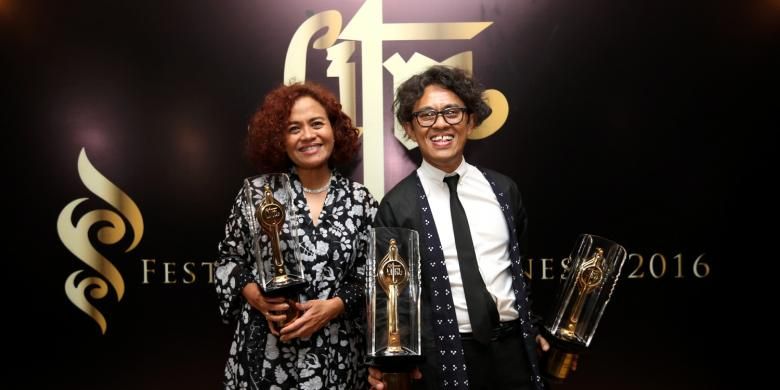 Mira Lesmana (kiri) dan Riri Riza (kanan) saat menerima piala citra Festival Film Indonesia 2016 di Taman Isamil Marzuki, Jakarta, Minggu (6/11/2016). Film Athirah meraih penghargaan film terbaik FFI 2016.